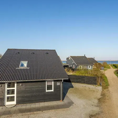 2 Bedroom Lovely In Holiday home
